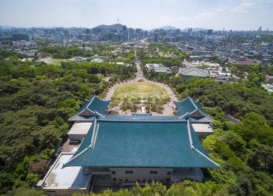 청와대~경복궁~세종대로 앞으로 남산과 관악산이 보인다. [연합뉴스]