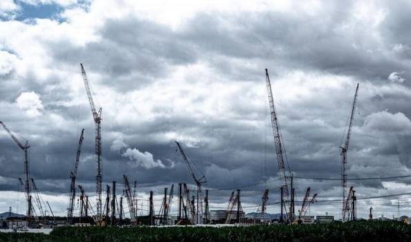 일본 구마모토현에 있는 JASM 반도체 공장 건설 부지에서 대형 크레인 수십 대가 작업을 하는 모습 [사진=일본 온라인 커뮤니니 캡처]