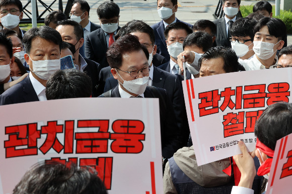 강석훈 신임 KDB산업은행 회장이 지난 8일 본점으로 첫 출근하던 중 노조원들의 항의에 가로막혀 출근하지 못하고 발걸음을 돌렸다./사진=뉴스1