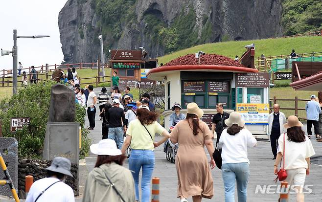 [서귀포=뉴시스] 우장호 기자 = 지난 12일 오후 제주 도내 대표적인 관광지인 서귀포시 성산읍 성산일출봉에 나들이객들의 발걸음이 이어지고 있다. 2022.06.12. woo1223@newsis.com