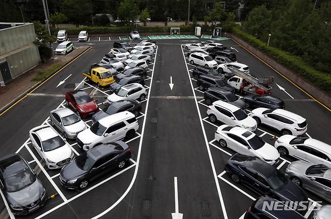 [서울=뉴시스] 고승민 기자 = 13일 서울 송파구 신천유수지 공영주차장에 'ㅅ(시옷)' 자형 주차장(사선 주차장) 54면이 마련돼 있다. 서울시에 따르면 시옷 주차장은 구획선을 45도 기울인 사선 형태로 주차시 회전반경과 사각지대를 감소시킬 수 있으며 안전사고 발생 위험도 적다. 시는 신천유수지 공영주차장 이용자를 대상으로 만족도를 조사한 뒤 다른 공영주차장으로 확대 적용하는 방안을 검토할 계획이다. 2022.06.13. kkssmm99@newsis.com