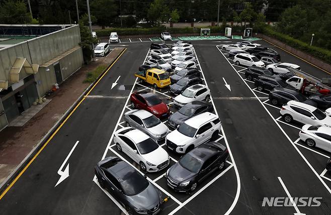 [서울=뉴시스] 고승민 기자 = 13일 서울 송파구 신천유수지 공영주차장에 'ㅅ(시옷)' 자형 주차장(사선 주차장) 54면이 마련돼 있다. 서울시에 따르면 시옷 주차장은 구획선을 45도 기울인 사선 형태로 주차시 회전반경과 사각지대를 감소시킬 수 있으며 안전사고 발생 위험도 적다. 시는 신천유수지 공영주차장 이용자를 대상으로 만족도를 조사한 뒤 다른 공영주차장으로 확대 적용하는 방안을 검토할 계획이다. 2022.06.13. kkssmm99@newsis.com