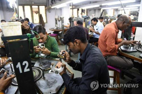 인도 구자라트주 아메다바드의 다이아몬드 가공 업체. [AFP 연합뉴스 자료사진. 재판매 및 DB 금지]