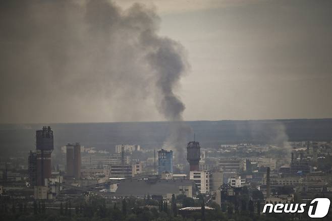13일(현지시간) 러시아군이 우크라이나 동부 전략 도시를 장악하기 위해 수주째 포격을 지속하고 있다. © AFP=뉴스1 © News1 정윤영 기자