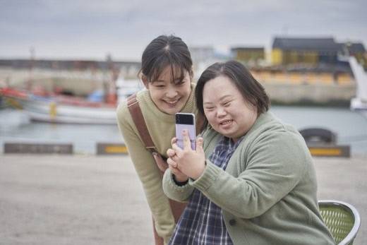 tvN ‘우리들의 블루스’ 영상 갈무리. (왼쪽)농인 배우 이소별, 다운증후군 배우 겸 작가 정은혜.