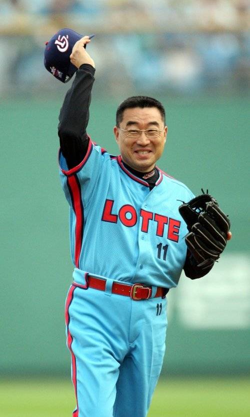 롯데가 1992년까지 사용한 엠블렘. 최동원의 모자에 영문 이니셜 L과 G가 새겨져 있어 롯데 자이언츠보다 LG가 쉽게 연상된다. 동아일보 자료 사진