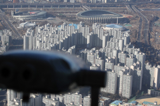 서울 송파구 롯데월드타워 전망대인 '서울스카이'에서 바라본 시내 아파트.<연합뉴스>