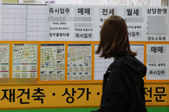 한 시민이 서울 송파구 부동산중개업소 매물 정보 게시판을 살펴보고 있다. <연합뉴스>