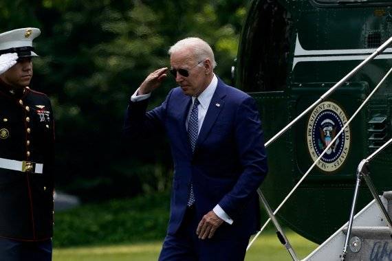 미국 의회가 중국에 대한 반도체 투자 등을 지금보다 더 옥죄는 투자규제 법안 마련에 들어갔다고 월스트리트저널(WSJ)이 13일(현지시간) 보도했다. 조 바이든 대통령이 이날 '해병1호기' 헬기에서 내려 워싱턴 백악관에 들어서면서 의장대의 경례에 답하고 있다. 로이터뉴스1