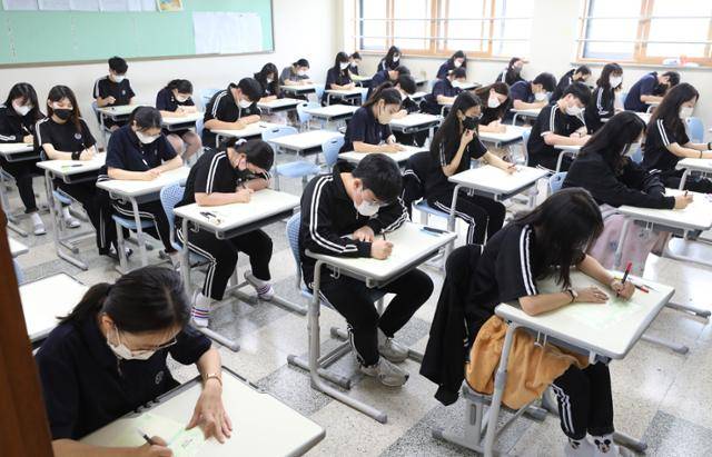 9일 경기 화성시 동탄고에서 3학년 학생들이 2022년 6월 전국연합학력평가를 치르고 있다. 화성=뉴스1