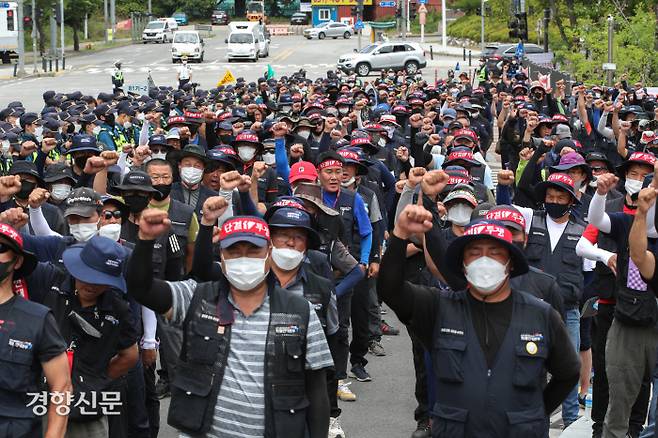 화물연대 노조원들이 총파업 8일째인 14일 경기 의왕시 의왕ICD제2터미널 앞에서 이곳을 방문한 원희룡 국토교통부 장관에게 면담을 요구하며 집회를 벌이고 있다.  의왕 | 성동훈 기자