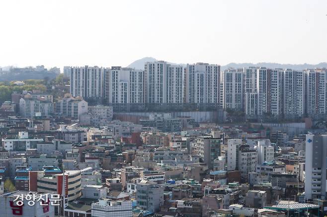 한국을 비롯한 세계 각국은 최근 몇년간 급격한 자산가격 상승을 겪었다. 지난 4월 서울 동대문구 지역에 아파트와 주택이 들어서 있다. 한수빈 기자 subinhann@kyunghyang.com