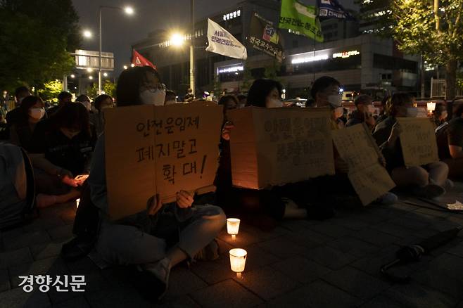 시민사회도 “지지” 화물연대 총파업 8일째인 14일 서울 용산 대통령실 인근에서 시민들이 화물노동자들의 파업을 지지하는 촛불문화제를 열고 있다. 문재원 기자 mjw@kyunghyang.com