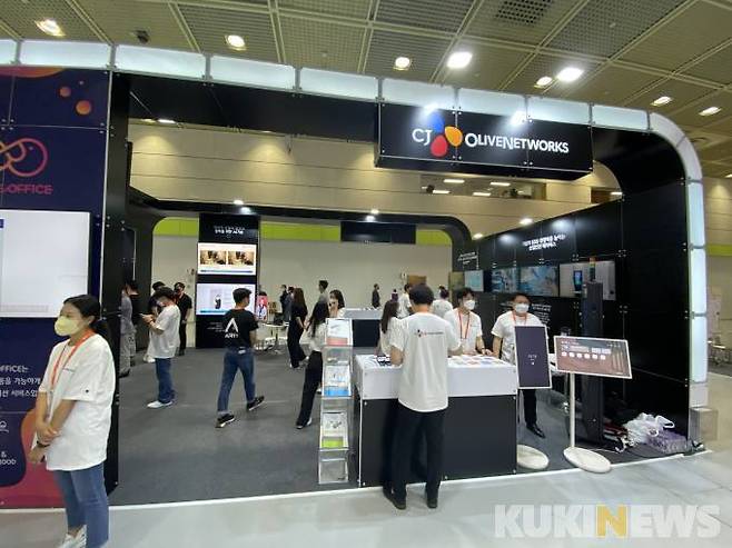 CJ올리브네트웍스가 지난 8일 서울 삼성동 코엑스에서 열린 ‘스마트테크 2022’행사에 참여했다. 사진은 CJ올리브네트웍스 부스. 송금종 기자&nbsp;