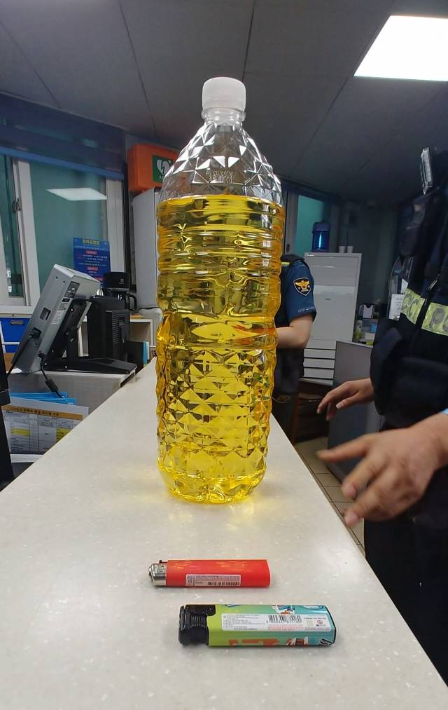 A씨가 범행을 위해 준비한 휘발유와 라이터. 부산경찰청 제공