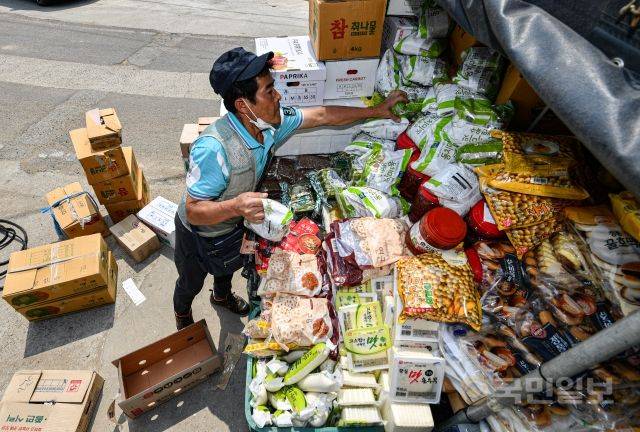 상자에 담겨있던 물건들을 보기 좋게 펼쳐야 비로소 장사가 시작된다.