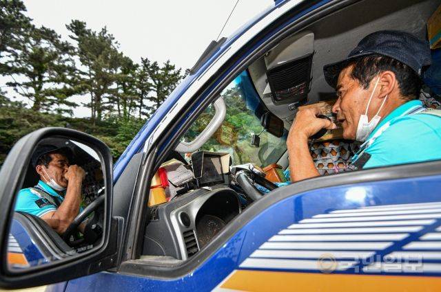 권씨는 물품 정리를 마친 뒤 육성으로 이번 주 판매할 상품들을 녹음한다. 3분이 채 안 되는 시간 동안 50가지가 넘는 채소와 물건 목록을 마이크에 쏟아낸다.