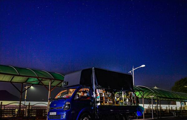 권씨가 지난 9일 승봉도 선착장에서 만물트럭을 주차한 뒤 잠에 들 준비를 하고 있다. 권씨는 배를 기다리면서 선착장 인근에 침낭을 깔거나 차 안에서 잠을 청한다.