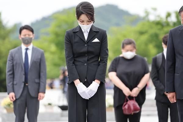윤석열 대통령 부인 김건희 여사가 13일 오후 경남 김해시 진영읍 봉하마을을 방문해 고(故) 노무현 전 대통령 묘역을  참배하고 있다.  [사진출처=연합뉴스]