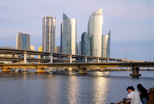 해지기 직전 수영강변. 걷기여행자들이 강변 낚시꾼들을 구경하고 있다.