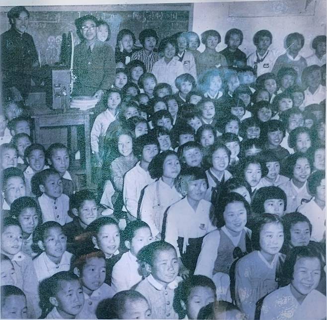 피란중에도 웃음을 잃지 않은 아이들. 지금 여든 전후 나이가 됐다.