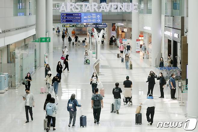 인천국제공항 면세점이 한산한 모습을 보이고 있다.© News1 민경석 기자