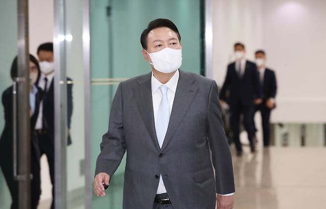 윤석열 대통령이 15일 오전 용산 대통령실 청사로 출근하고 있다. /연합뉴스