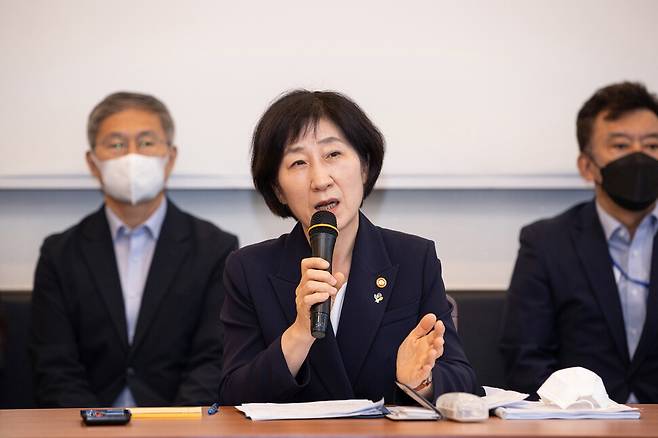 15일 세종시 한 식당에서 열린 간담회에서 한화진 환경부 장관이 발언하고 있다.  공동취재단