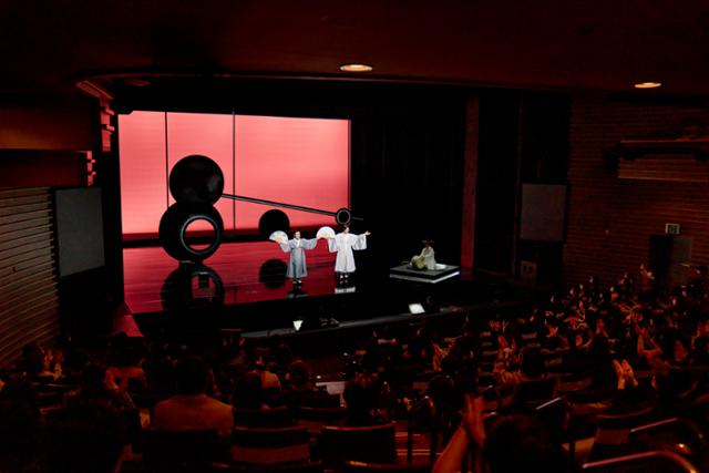 지난해 4월 17일 국립창극단의 '절창'이 공연되는 국립극장에 관객석이 가득 찼다. 국립극장 제공
