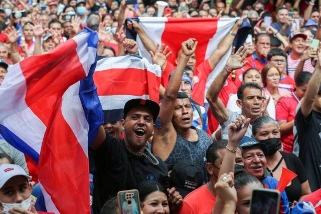 15일 카타르 알라얀 스타디움에서 열린 2022 FIFA 월드컵 대륙간 플레이오프 코스타리카와 뉴질랜드의 경기에서 코스타리카가 1-0으로 승리하고 본선행 마지막 티켓을 확보하자, 코스타리카 산호세에서 이 경기를 관람하고 있던 코스타리카 국민들이 일제히 환호하고 있다. 산호세=로이터 연합뉴스