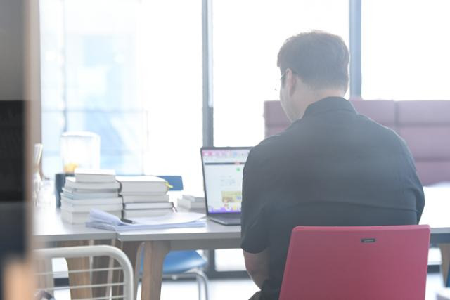 그는 매번 새로운 궁금증을 따라 새로운 회사를 찾아갔다. 김하겸 인턴기자