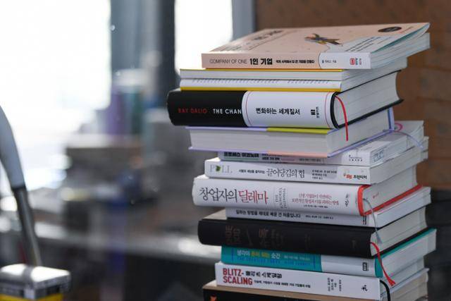 사무실의 안쪽 자리엔 그가 자주 꺼내 보는 책들이 쌓여있다. 김하겸 인턴기자
