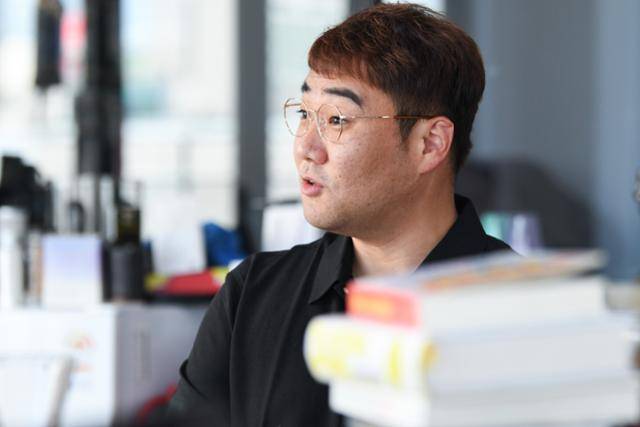 지난달 26일 서울 마포구 서교동 '프로젝트 썸원' 사무실에서 만난 콘텐츠 오너 윤성원씨. 김하겸 인턴기자