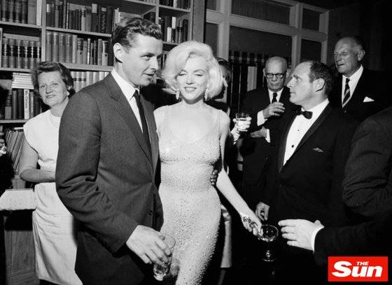 1962년 5월 존 F 케네디 대통령(왼쪽)의 45번째 생일파티에 참석한 매릴린 먼로. ['더선' 보도 캡처]