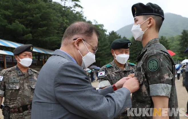 이날 수료한 신병의 아버지가 계급장을 달아주고 있다. 좌측부터 주임원사 이병조 원사, 수료 신병 아버지, 7사단장 손광제 소장, 수료신병