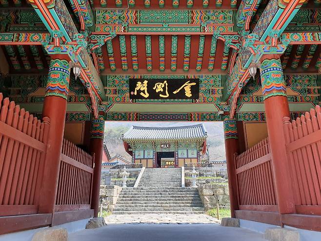 불갑사의 전각 배치는 북방불교의 특성과 남방불교의 특성을 절묘하게 잘 보여주고 있다. 금강문의 경우 서향가람의 배치를 지니고 있는데 이는 대웅전, 만세루, 천왕문과 함께 중심축에 위치하기 위해서다.&nbsp;