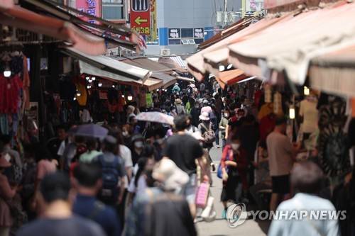 서울 남대문시장에서 시민들이 장을 보고 있다. 연합뉴스