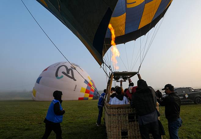 사람들을 바스켓에 태우고 이륙을 준비하는 열기구 [사진/진성철 기자]