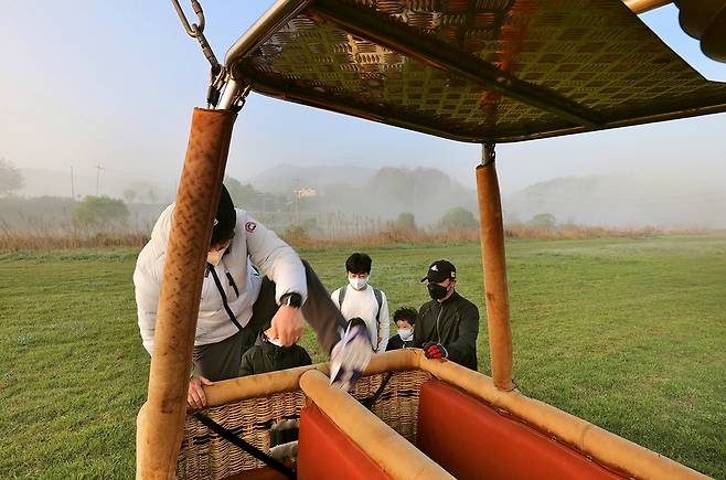 열기구 바스켓에 탑승하는 사람들 [사진/진성철 기자]
