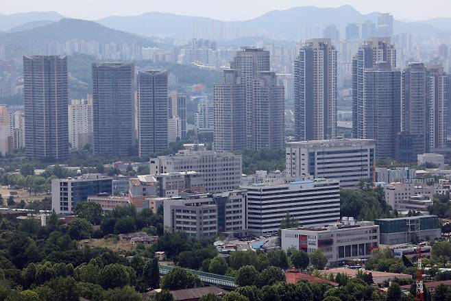 지난 12일 오후 남산에서 바라본 서울 용산 일대 아파트 단지의 모습. (사진=연합뉴스)