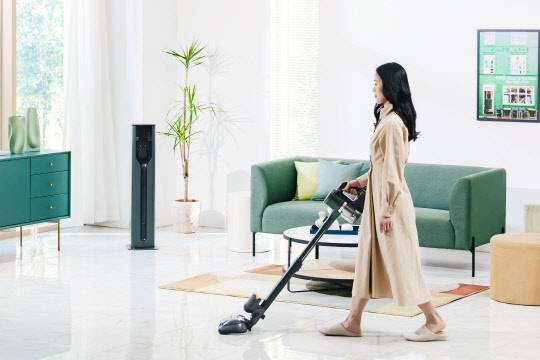 LG전자 모델이 스팀 물걸레 기능이 추가된 무선청소기 'LG 코드제로 A95S' 신제품을 시연하고 있다. <LG전자 제공>
