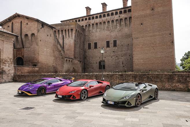 왼쪽부터 람보르기니 우라칸 STO, 우라칸 에보, 우라칸 에보 스파이더.