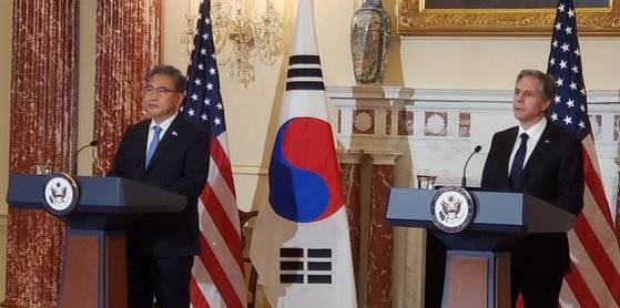 박진 외교장관과 토니 블링컨 미 국무장관이 13일(현지시간) 워싱턴 DC에 있는 미 국무부에서 회담을 마친 뒤 기자회견을 하고 있다. 양 장관은 이 자리에서 북한의 7차 핵실험에 대응하기 위한 확장억제전략협의체(EDSCG)를 조기 재가동하는 데 합의했다. [연합]