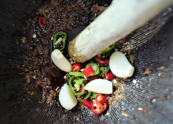 태국식 샐러드인 쏨땀은 재료를 빻아서 만든다. 사진 김혜준