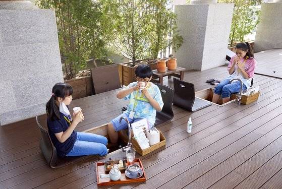 나예현·서연우·박민아(왼쪽부터) 학생기자가 시원한 한방 전통 차를 마시며 족욕을 즐겼다.