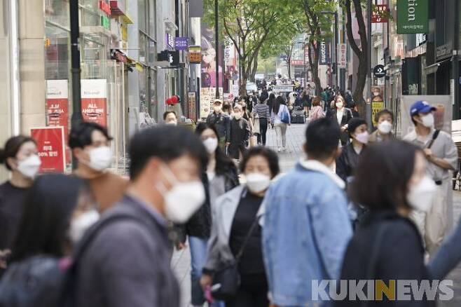 사회적 거리두기가 2년 1개월 만에 전면해제된 지난 4월 서울 종로 명동거리에 시민들이 북적이고 있다.   사진=임형택 기자