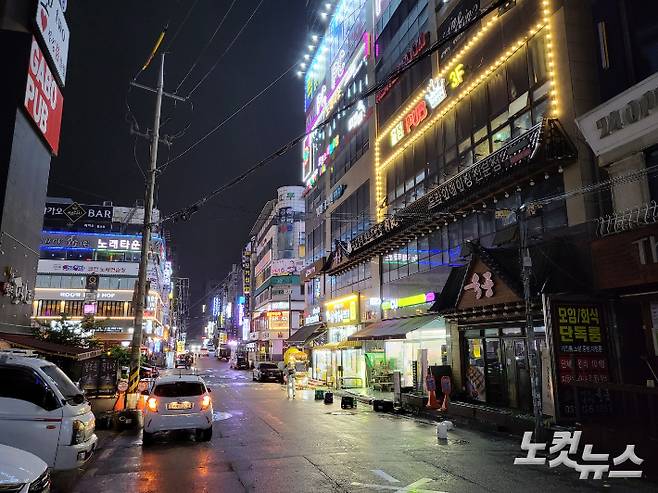 수원시 팔달구 인계동 거리에 홀덤펍 간판이 곳곳에 달려 있다. 이준석 기자