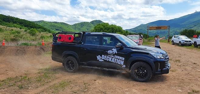 오프로드 주행을 마친 ‘렉스턴 스포츠 칸’의 모습. 양평=이동준 기자