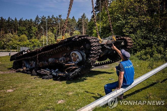 키이우 외곽 지역서 완전히 파괴된 탱크  [AFP=연합뉴스 자료사진. 재판매 및 DB 금지]