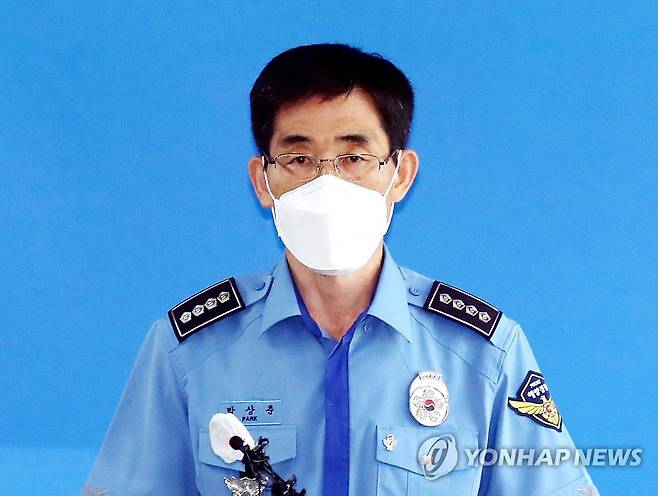 서해 공무원 피격사건 브리핑하는 박상춘 인천해경서장 (인천=연합뉴스) 윤태현 기자 = 박상춘 인천해양경찰서장이 16일 오후 인천시 연수구 인천해양경찰서에서 '북한 피격 공무원 사건' 최종 수사결과 브리핑을 하고 있다. 2022.6.16 tomatoyoon@yna.co.kr